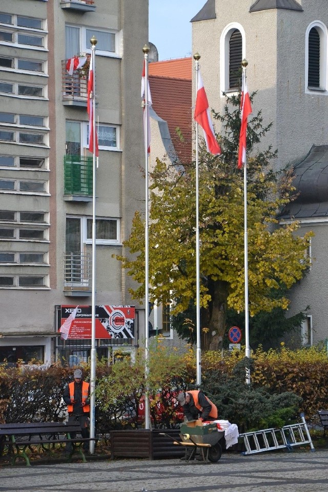 W poniedziałek, tuż po godz. 9.00, panowie poprawili niefortunnie powieszoną flagę 
