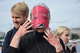 W Gdyni akcja solidarnościowa z protestującymi Białorusinami. Marsz i "pałowanie" przeciwników, tak wygląda rzeczywistość na Białorusi