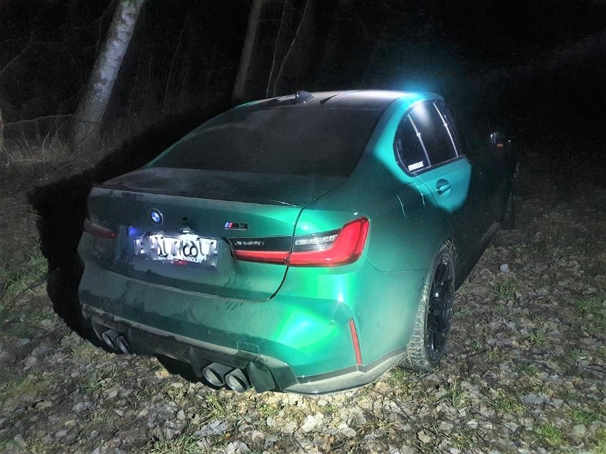 Porzucone BMW, warte 600 tysięcy złotych zostało odnalezione przez sejneńskich policjantów. Miało wyjechać na Litwę? 