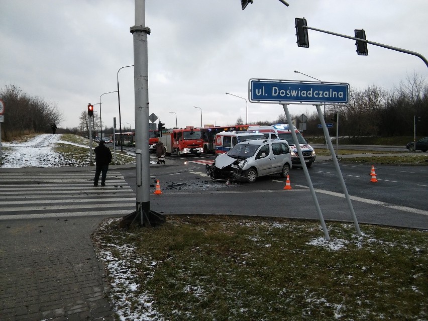 Wypadek na Doświadczalnej: Samochód osobowy zderzył się z autobusem MPK 