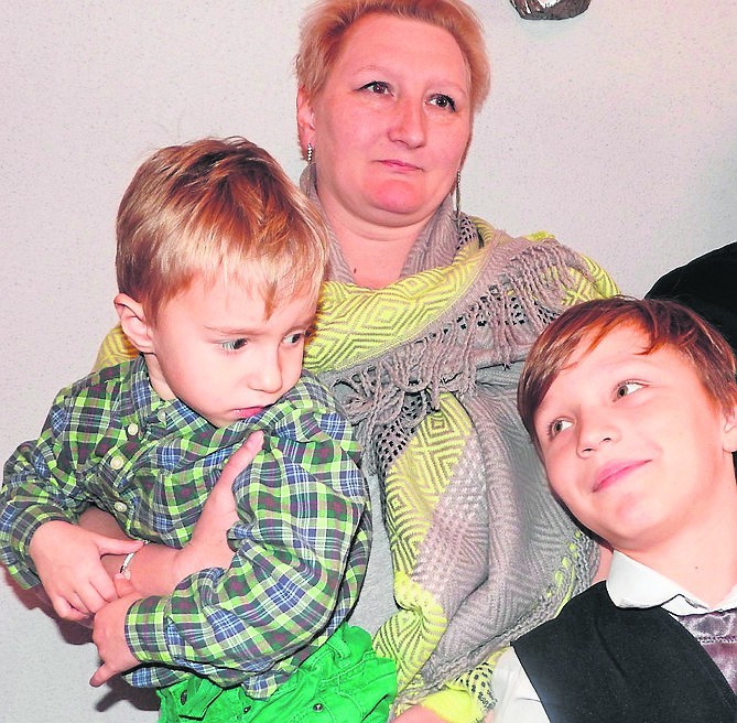 Łukasz Pietraszek (po prawej) z mamą  Moniką i bratem...