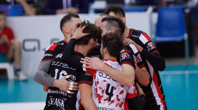 W listopadzie, w 5. kolejce, Resovia rozbiła Visłę 3:0 (25:21, 25:18, 25:22).