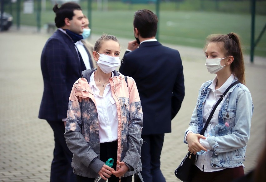Matura 2020 w 20 Liceum Ogólnokształcącym w Łodzi. Zobacz zdjęcia z matury w czasie pandemii ZDJĘCIA
