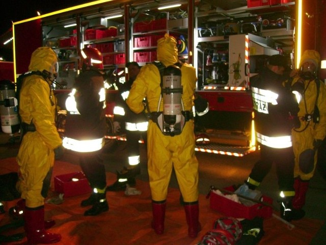 Podczas działań strażacy&#8211;chemicy musieli zachować szczególne środki ostrożności, pracowali w specjalnych kombinezonach i z aparatami powietrznymi.