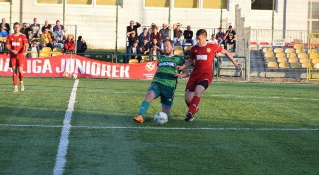 Centrum Radom w niedzielę pokonało Jodłę Jedlnia-Letnisko 2:0. O piłkę walczy Krzysztof Blank (w zielonej koszulce) i Daniel Winiarski (w czerwonej koszulce).