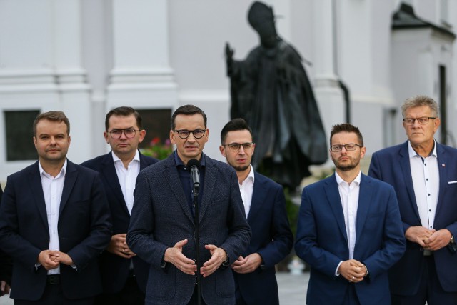 W Wadowicach premier Mateusz Morawiecki ostrzegał przed "potężnym atakiem" na Jana Pawła II planowanym przez środowiska związane z PO zaraz po wyborach