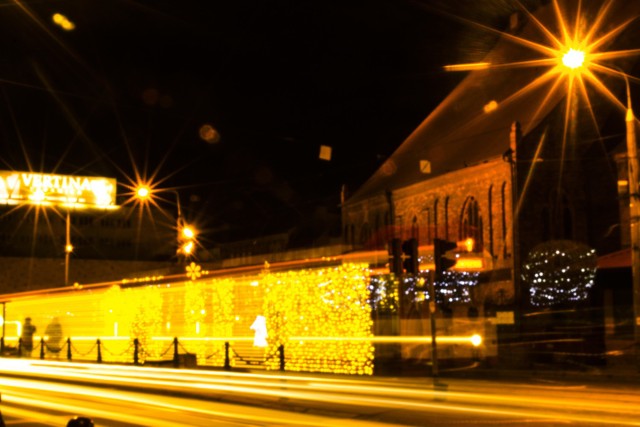 Przemykający po gorzowskich torowiskach świąteczny tramwaj przypomina codziennie mieszkańcom, że Boże Narodzenie tuż, tuż...