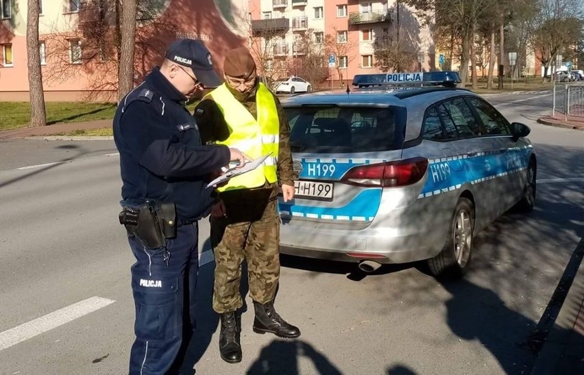 Żołnierze WOT stacjonujący w Kozienicach pomagają w walce z...