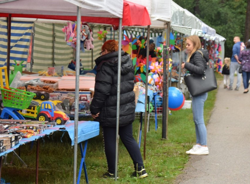 Odpust w Kamiance (gmina Rzekuń). Impreza nad Narwią, goście dopisali mimo deszczowej pogody. 31.07.2022. Zdjęcia