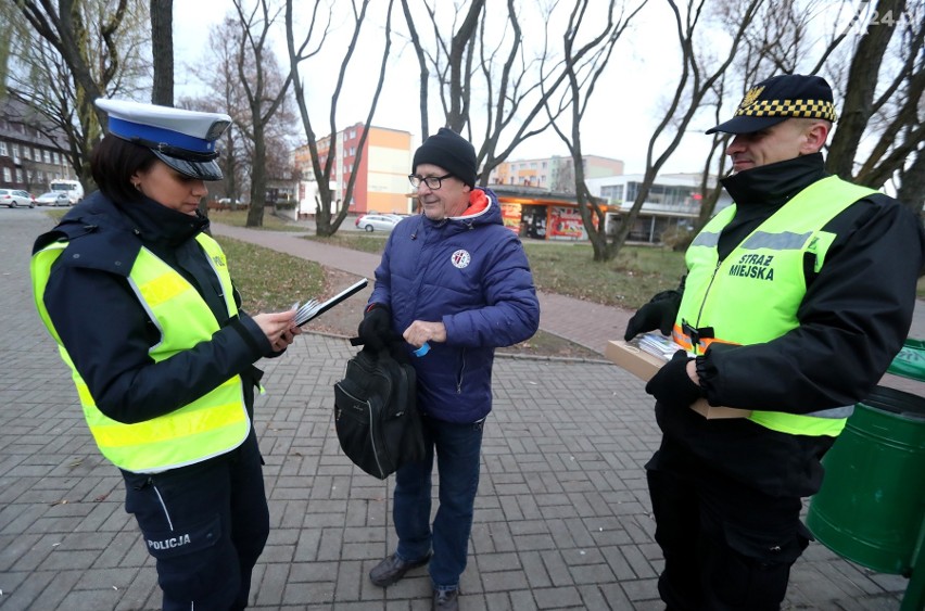 Odblaskowe mikołajki. Wspólna akcja policjantów, strażników i urzędu miasta [ZDJĘCIA, WIDEO]