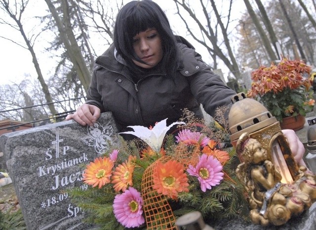 Beata Jaczewska na grób syna przychodzi codziennie. 