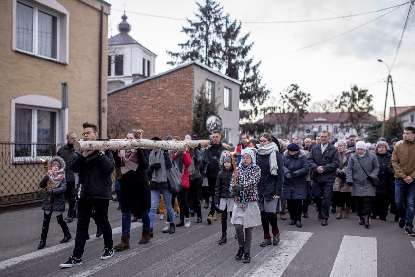 Ostrołęka. Droga krzyżowa w farze [ZDJĘCIA+WIDEO]