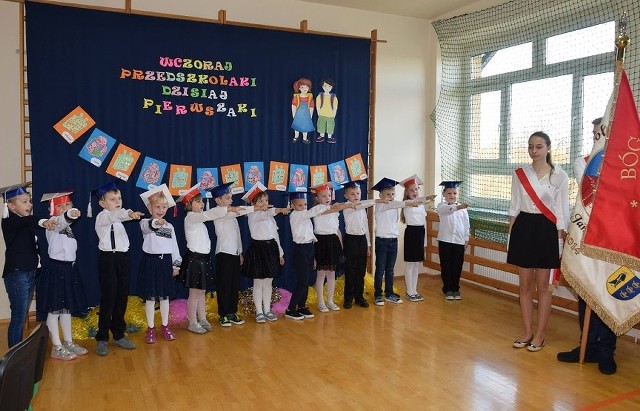 Ślubują uczniowie pierwszej klasy Szkoły Podstawowej imienia Jana Pawła II złożyło ślubowanie w Gadce