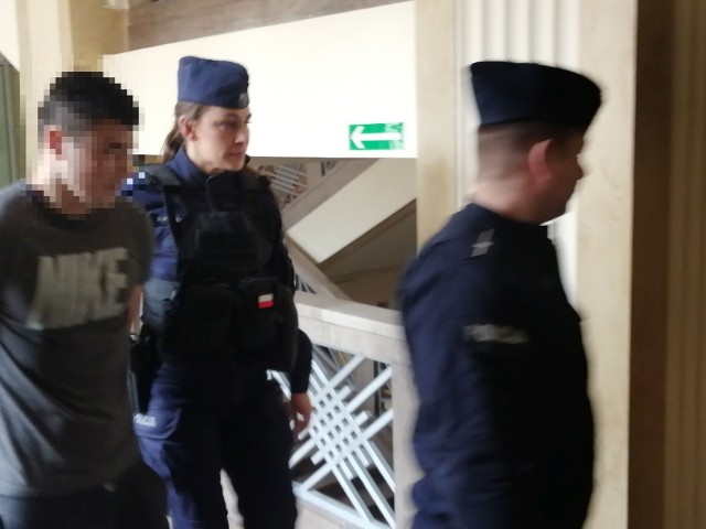 Proces 31-letniego Olzhasa B. z Kazachstanu, któremu prokuratura zarzuciła pobicie ze skutkiem śmiertelnym w hostelu w Kutnie Levaniego S. z Gruzji, zaczął się w poniedziałek 27 marca w Sądzie Okręgowym w Łodzi. Więcej na kolejnych zdjęciach