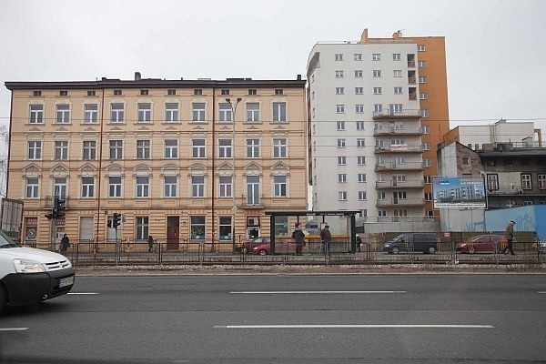 Nowy hotel przy al. Piłsudskiego będzie takiej samej wysokości jak stojąco po sąsiedzku (pod numerem 117) żółta kamienica.