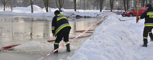 Strażacy pomagają w urządzeniu lodowiska na terenie OSiR-u.