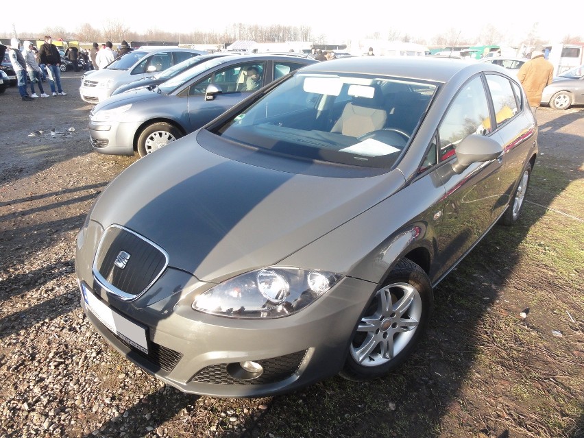 1. SEAT Leon. Silnik 1,6 diesel, rok produkcji 2010, cena...