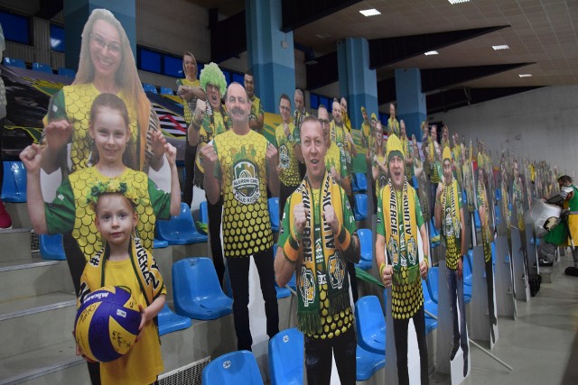 130 makiet pojawiło się na widowni zawierciańskiej hali, podczas meczu Zawiercia ze Skrą Bełchatów.Zobacz kolejne zdjęcia/plansze. Przesuwaj zdjęcia w prawo - naciśnij strzałkę lub przycisk NASTĘPNE