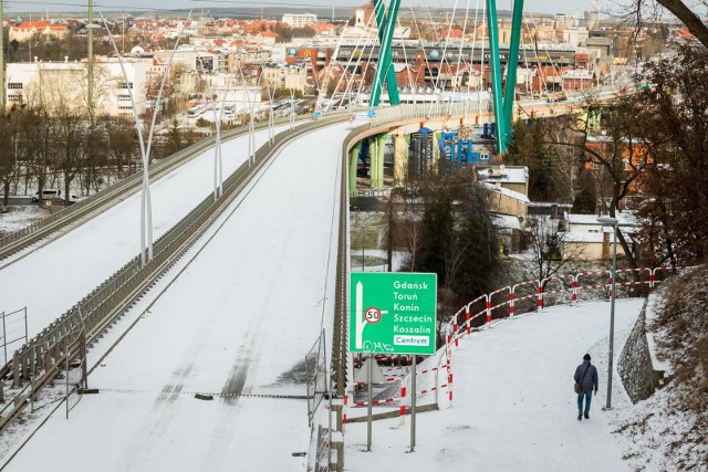 Most na Trasie Uniwersyteckiej przed próbami obciążeniowymi, które mają odbyć się w piątek 20 stycznia.