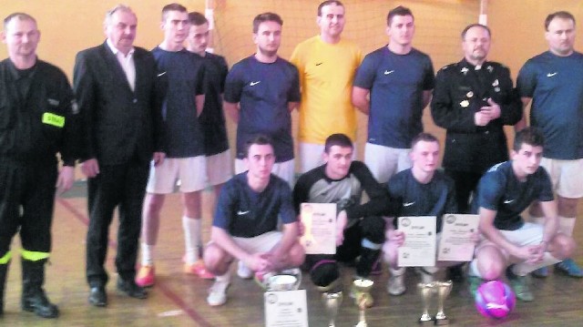 Drożejowice górą! Druhowie strażacy... tym razem w trykotach sportowych zajęli pierwsze miejsce w IV Turnieju Piłki Nożnej Halowej w Skalbmierzu - otrzymując puchary, dyplomy i dużo nagród.