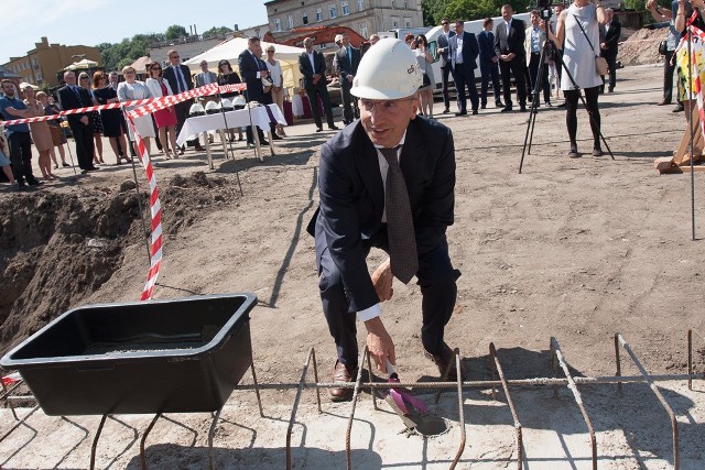 O 10 rano rozpoczęła się uroczystość podpisania aktu erekcyjnego nowego biurowca, który powstanie przy Placu Kościeleckich w Bydgoszczy. Pogoda na dzień (08.06.2016) | KUJAWSKO-POMORSKIETVN Meteo Active