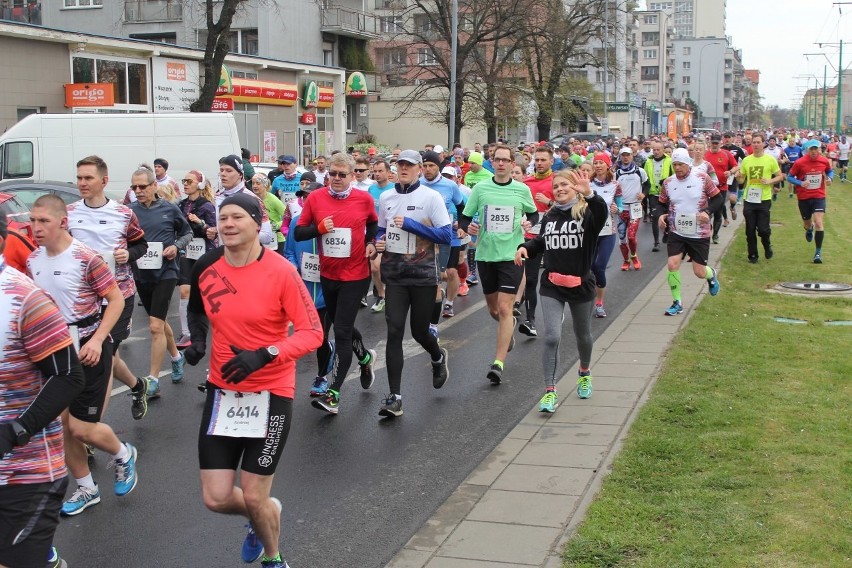 Oto druga część zdjęć biegaczy na trasie poznańskiego...