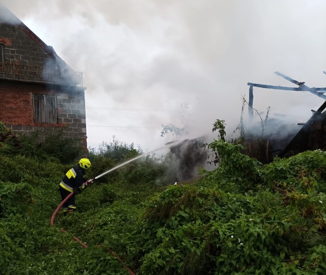 Z pożarem budynku gospodarczego w Radwanie walczyło w sumie 16 strażaków