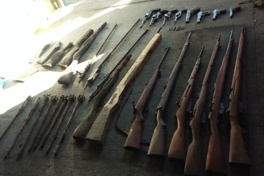 Nielegalny skład broni odkryty w gminie Daleszyce