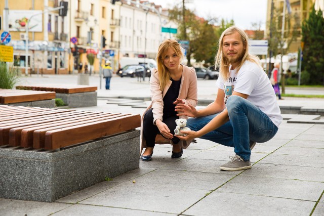 Pomysłodawcy misiów na białostockich ulicach: Patrycja Roman i Łukasz Leoniuk