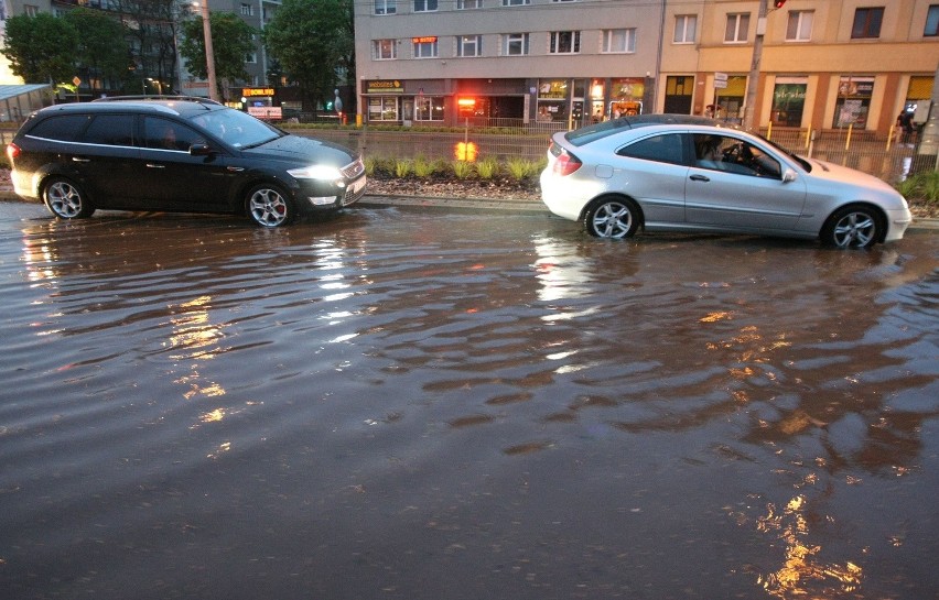 Burza nad Trójmiastem. Strażacy interweniowali w sprawie zalanych ulic i powalonych drzew [ZDJĘCIA]