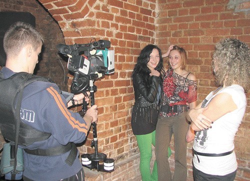 Na planie filmu humory dopisywały. Na zdjęciu operator Jakub Ruszkowski i statystki (od lewej): Jemina Majewska, Aleksandra Pawłowska i Magdalena Bersztolc. 