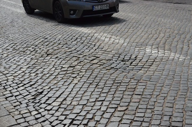 Ulica Kilińskiego we Włocławku ma kamienną nawierzchnię, która od wielu lat jest skutecznie niszczona przez samochody, także ciężarowe, dostarczające zaopatrzenie do Wzorcowni. Kostka systematycznie jest wgniatana w podłoże. Koleiny są coraz głębsze, szczególnie odczuwalne i widoczne są przy studzienkach. Ulica jest wpisana do rejestru zabytków, co niesie z sobą ograniczenia w przeprowadzeniu remontu. INFO Z POLSKI odc. 32 - przegląd najciekawszych informacji ostatnich dni w kraju (21-27. kwietnia 2017)