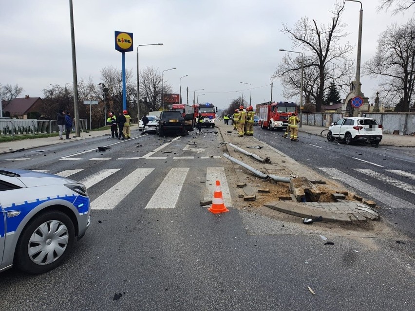 Wypadek w Radomiu na skrzyżowaniu ulic Kieleckiej i Wolanowskiej. Trzy osoby w szpitalu