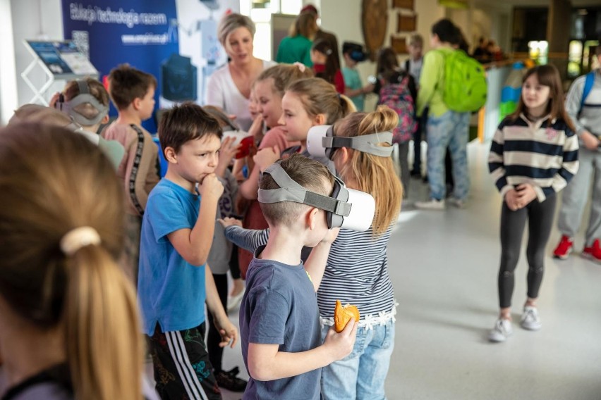 Wojewódzka inauguracja Dnia Nowych Technologii w Edukacji w Tykocinie. Były okulary VR, Photony i magiczne dywany 