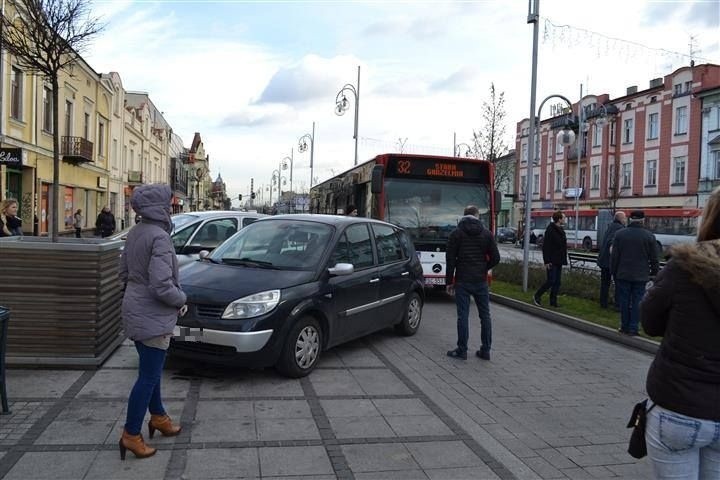 Kierowca zablokował aleję i centrum miasta w Częstochowie (zdjęcia)