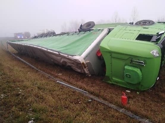 Wypadek pod Grójcem: samochód ciężarowy wylądował w rowie [ZDJĘCIA]