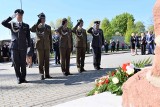 W Inowrocławiu odbyła się uroczystość z okazji 78. rocznicy zakończenia II wojny światowej. Kwiaty pod obeliskiem. Zdjęcia