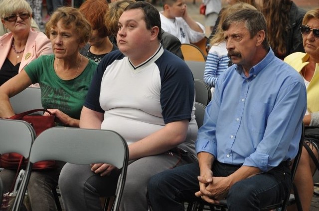 Sławek Nowakowski (w środku) przybył na imprezę ze swymi rodzicami.