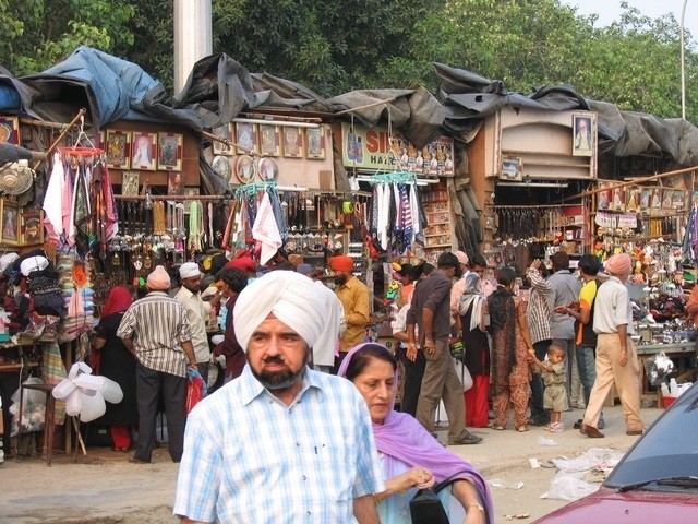 Indie. Mały rynek poza Bangla Saahib.