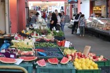 Ceny owoców na rynkach w Łodzi w sierpniu 2023. Ile kosztują jabłka, śliwki, brzoskwinie na Górniaku i Wodnym Rynku?