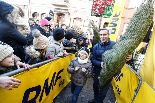 Rekordowa kolejka po choinkę RMF-u w Rzeszowie. Pierwsi chętni na świąteczne drzewko czekali już od 6 rano.