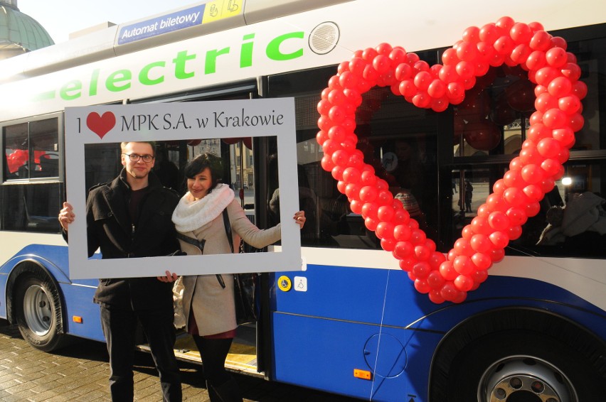 Zakochany autobus na Rynku Głównym w Krakowie [ZDJĘCIA]