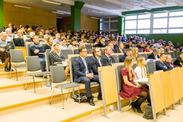 V Jubileuszowa Konferencja Szkoleniowa z cyklu „Nowoczesne Technologie w Budownictwie – Wyzwania XXI wieku - Forum Budownictwa Energooszczędnego” cieszyła się ogromnym zainteresowaniem wśród firm związanych z budownictwem, jak i studentów