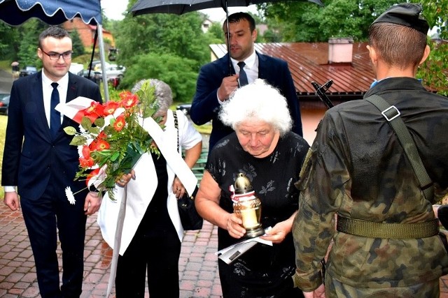 Delegacja Sandomierskiego Koła Światowego Związku Żołnierzy Armii Krajowej podczas składania kwiatów.