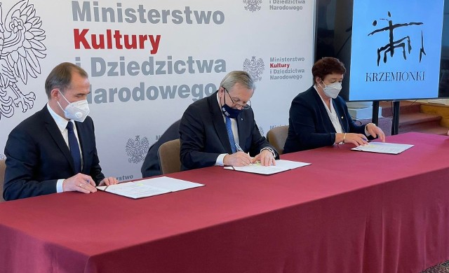 Umowę podpisali w Warszawie wicepremier, minister kultury Piotr Gliński, starosta ostrowiecki Marzena Dębniak i wicestarosta Andrzej Jabłoński.