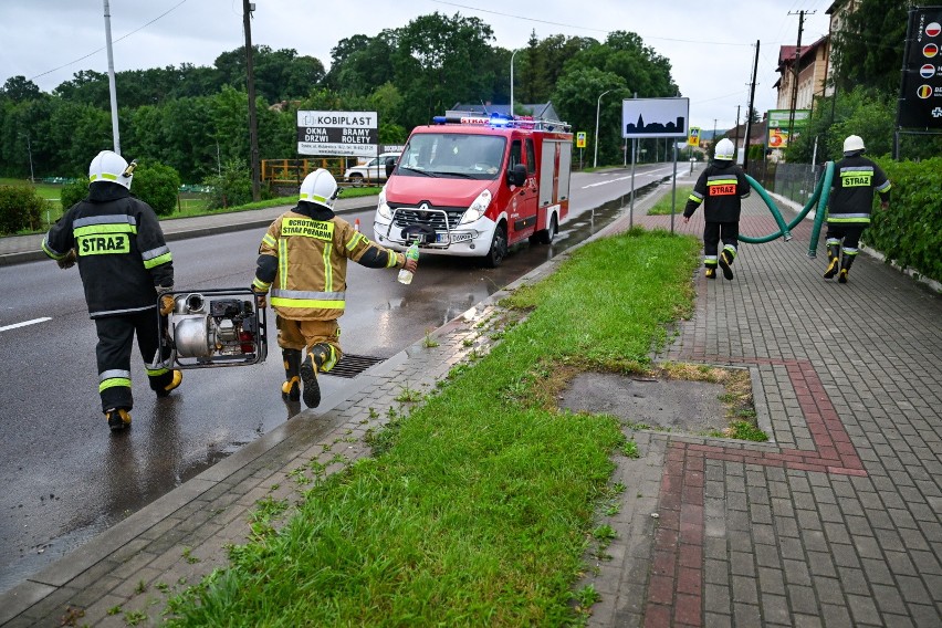 Po ulewie lokalne podtopienia w Nienadowej i Dubiecku w powiecie przemyskim. Sporo wyjazdów strażaków z OSP [ZDJĘCIA]
