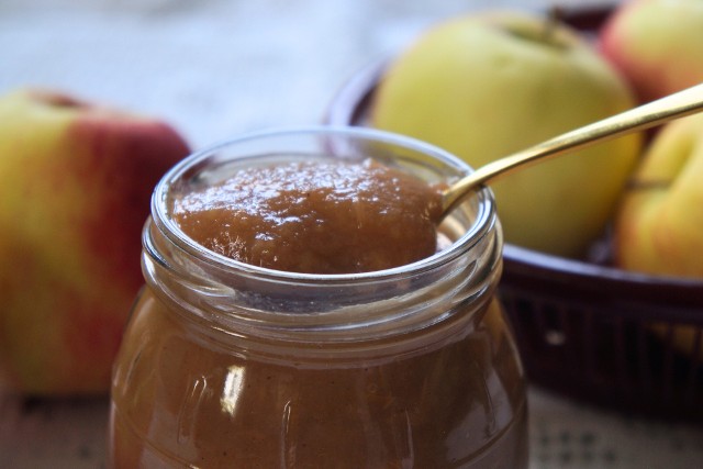 Aromatyczny mus jabłkowy na zimę można użyć do szarlotki, do przełożenia naleśników lub jako deser dla dzieci.