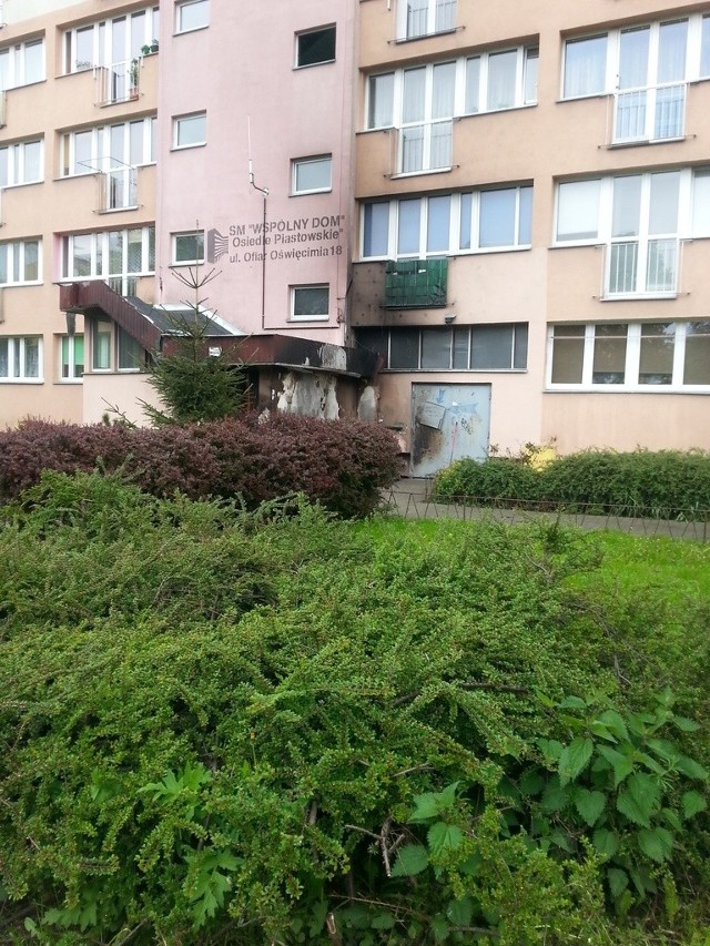 Spalona wiata w budynku przy ul. Ofiar Oświęcimia 18 w Szczecinie