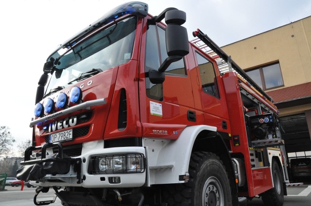 Nowy wóz strażacki w komendzie w Kluczborku to średni samochód ratowniczo-gaśniczy Iveco Eurocargo ML150E. Kosztował 896 tysięcy złotych.