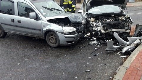 Czołowe zderzenie samochodów osobowych w Wilczy